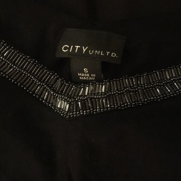 CITY UNLTD. Black v-neck tank w/built-in bra (S) - Picture 4 of 4